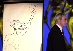 Carlo Rambaldi, junto a un dibujo de E.T.